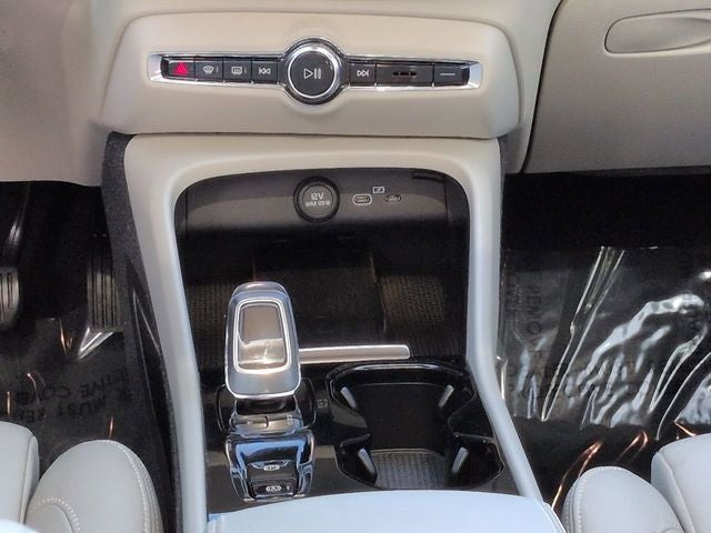 2023 Volvo XC40 B5 Plus Bright Theme