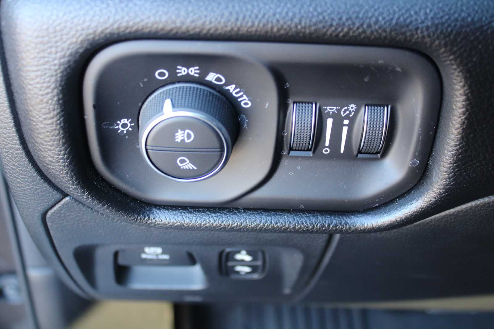 2022 RAM 1500 Laramie Crew Cab 4x4 5'7' Box