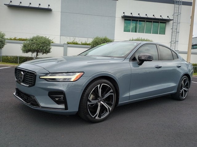 2024 Volvo S60 Plus Dark Theme