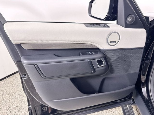 2024 Land Rover Discovery Metropolitan Edition