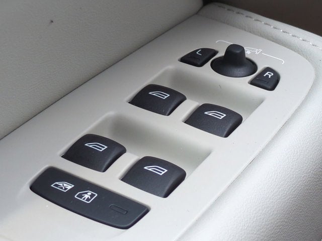 2024 Volvo XC60 Recharge Plug-In Hybrid Plus Dark Theme