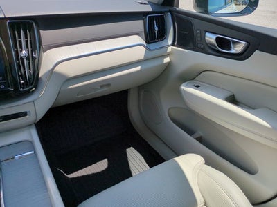 2024 Volvo XC60 Recharge Plug-In Hybrid Ultimate Dark Theme