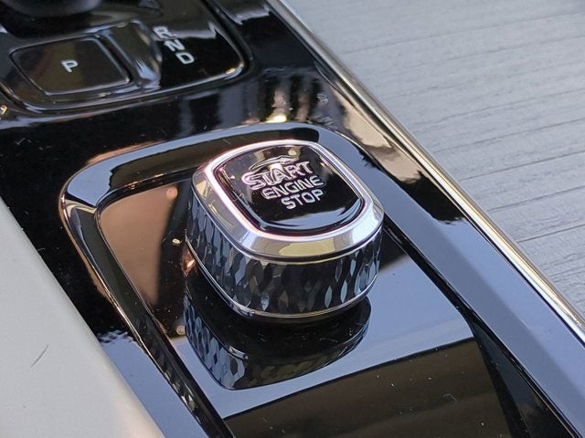 2024 Volvo XC60 Recharge Plug-In Hybrid Ultimate Dark Theme