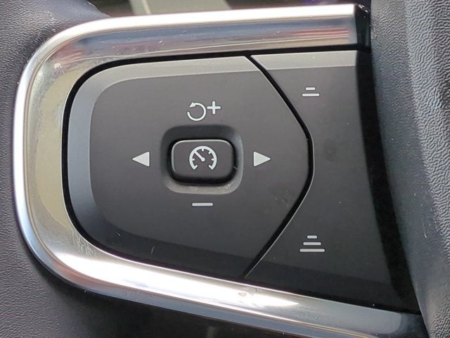 2023 Volvo XC40 Plus Dark Theme