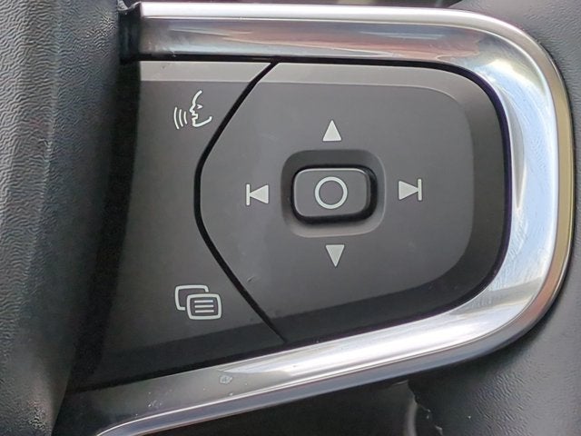 2023 Volvo XC40 Plus Dark Theme