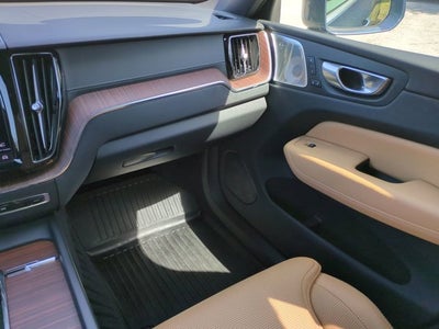 2023 Volvo XC60 Ultimate Bright Theme