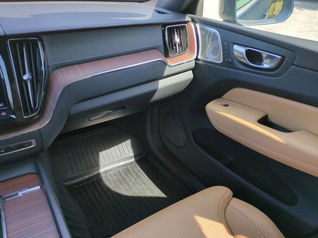 2023 Volvo XC60 Ultimate Bright Theme