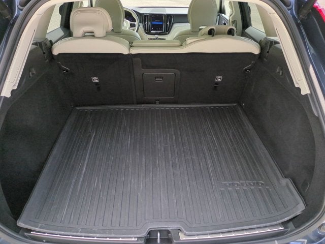 2023 Volvo XC60 Plus Dark Theme