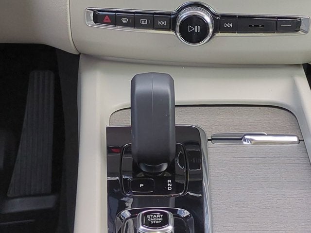 2023 Volvo XC60 Plus Dark Theme