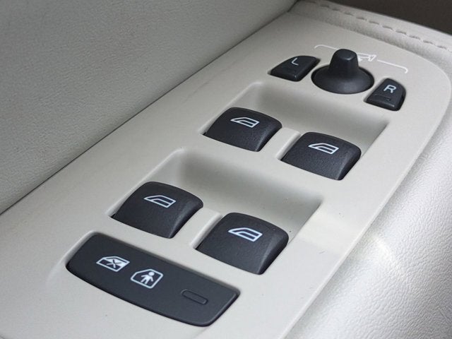 2023 Volvo XC60 Plus Dark Theme