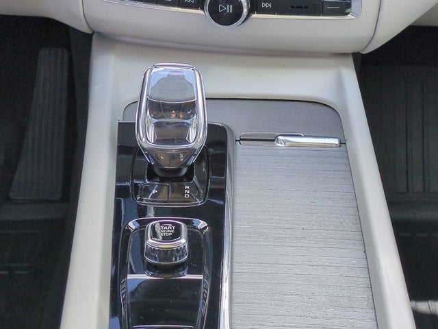 2023 Volvo XC60 Ultimate Bright Theme