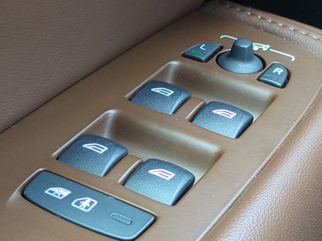 2023 Volvo XC60 Plus Bright Theme