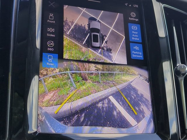 2024 Volvo XC60 Plus Dark Theme