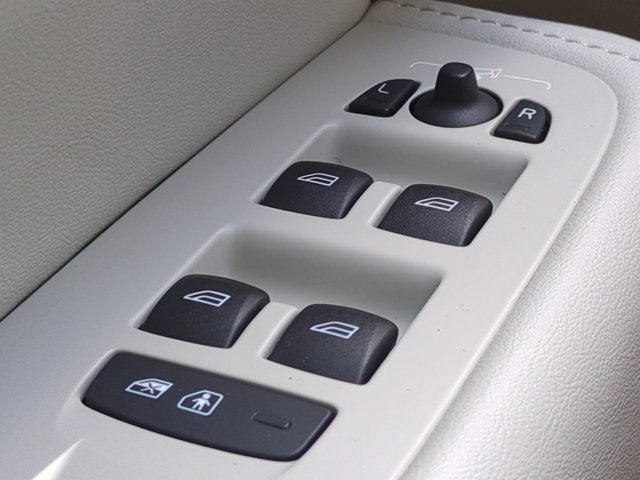 2023 Volvo XC60 Plus Dark Theme