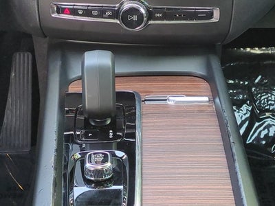 2024 Volvo XC60 Plus Dark Theme