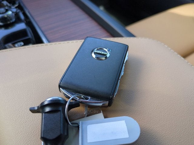 2024 Volvo XC60 Ultimate Dark Theme
