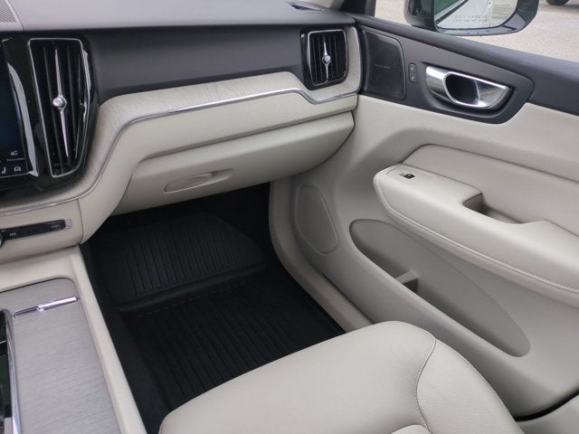 2023 Volvo XC60 Plus Dark Theme