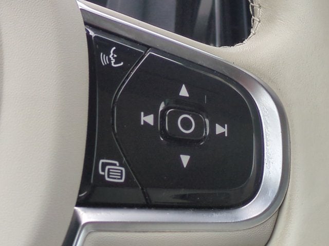 2023 Volvo XC60 Plus Dark Theme
