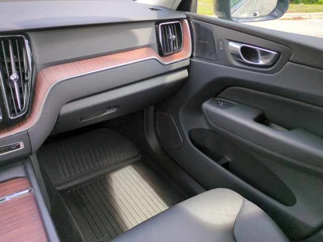 2023 Volvo XC60 Plus Dark Theme