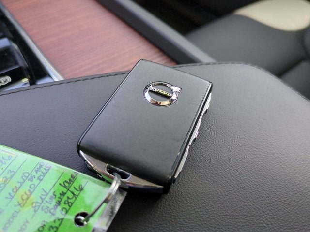 2023 Volvo XC60 Plus Dark Theme