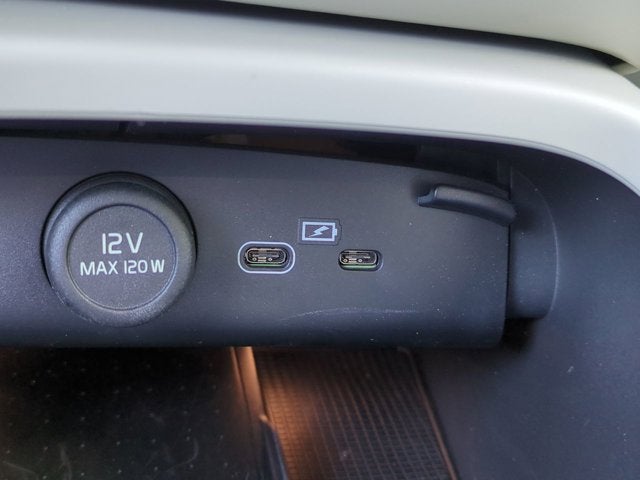 2023 Volvo XC40 Ultimate Bright Theme