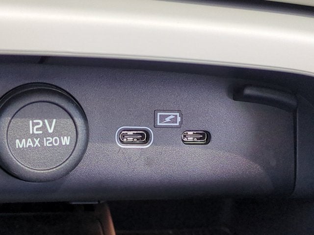 2023 Volvo XC40 Ultimate Bright Theme