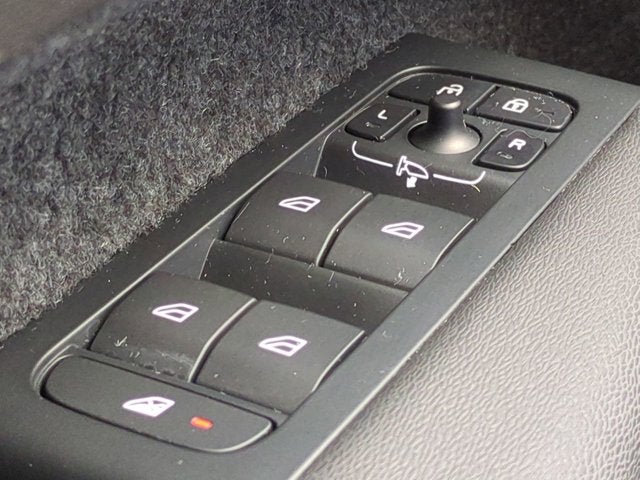 2024 Volvo XC40 Plus Dark Theme
