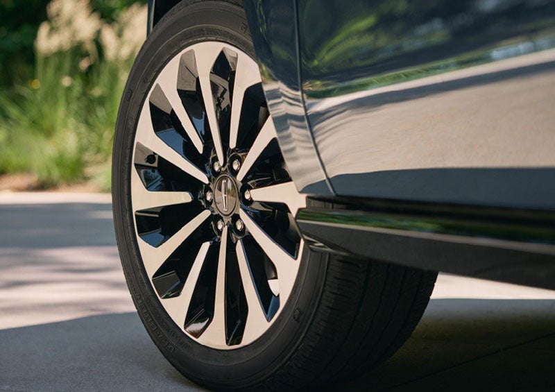 A detail shot of the Navigator® Reserve model with available 22-inch, 12-spoke brightmachined aluminum wheels. | Gary Yeomans Lincoln Ocala in Ocala FL