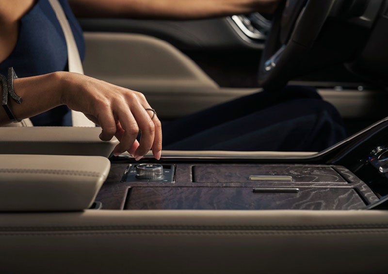 A hand is about to turn the Lincoln Drive Modes knob on the center console. | Gary Yeomans Lincoln Ocala in Ocala FL
