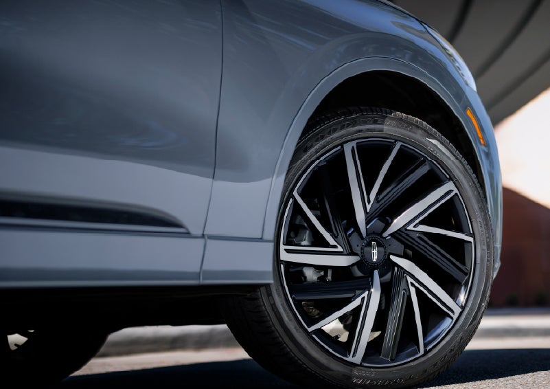 The wheel of the 2027 Lincoln Aviator® Black Label™ SUV is shown slightly angled out. | Gary Yeomans Lincoln Ocala in Ocala FL